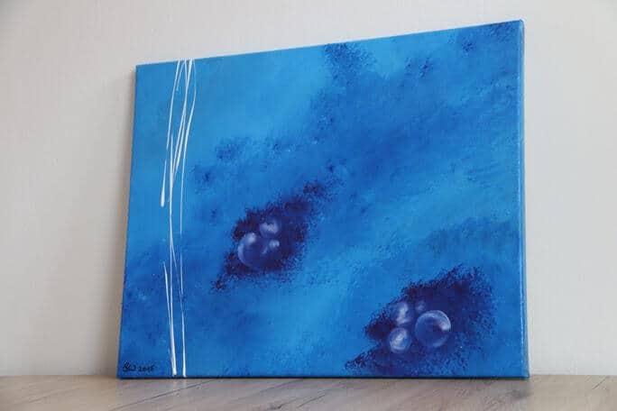 Abstraktes Acrylbild in Blau von Julia Magdalena, moderne Wanddekoration, künstlerische Acrylkunst, kreative Raumgestaltung, hochwertige Male artistry, modernes Kunstwerk.