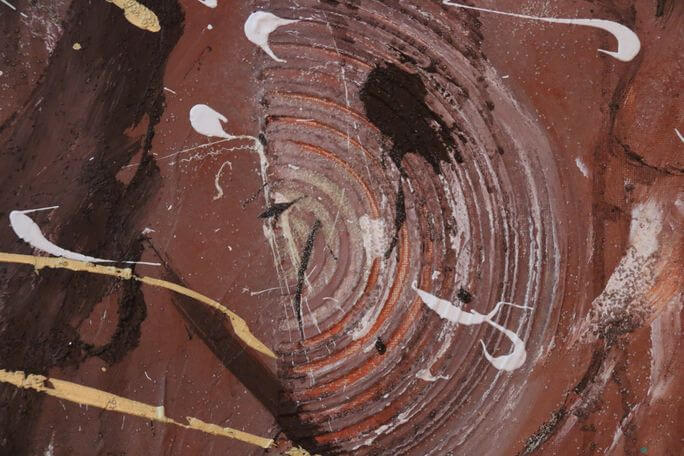 Acrylbilder von Julia Magdalena, moderne abstrakte Kunst mit warmen Erdtönen, dynamischen Farbstrukturen und kreativen Texturen, perfekt für Kunstliebhaber und kreative Wohnräume.