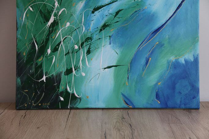 Eindrucksvolles Acrylbild von Julia Magdalena mit dynamischer Farbgestaltung in Blau, Grün und Weiß, perfekt für moderne Wohnräume und Kunstsammler.