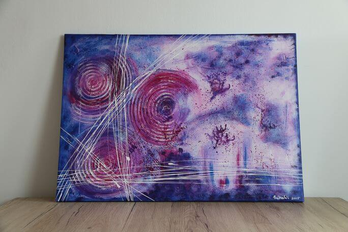 Farbenfrohes Acrylbild mit dynamischen Mustern und abstrakten Kreisen in Purple, Pink und Blau, von Julia Magdalena.
