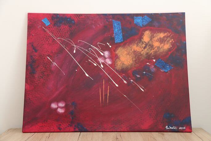 Hochwertiges Acrylkunstwerk von Julia Magdalena mit abstrakten roten, blauen und goldenen Elementen, ideal für moderne Räume und Kunstliebhaber.