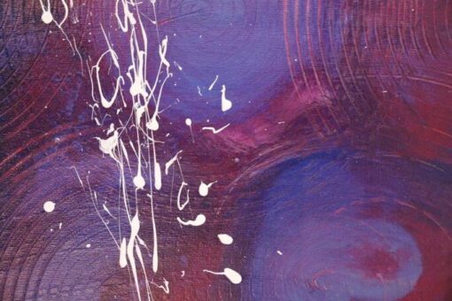 Acrylbild Julia Magdalena abstrakte Kunstexpression in dunklen Violett- und Rottönen mit weißen Farbspritzern und kreisförmigen Strukturen, moderne Wandkunst.