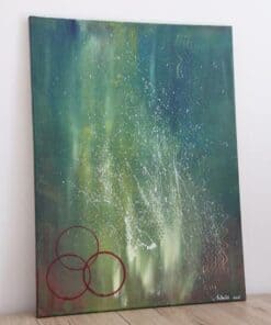 Leere, abstrakte Acrylbildkunst mit dynamischen Farbverläufen in Grün, Blau und Weiß, inspiriert von Aurora Borealis, ideal für moderne Wohnräume.