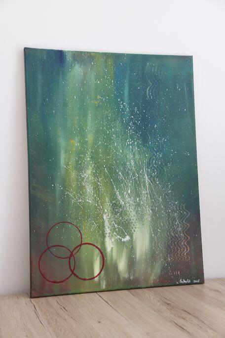 Leere, abstrakte Acrylbildkunst mit dynamischen Farbverläufen in Grün, Blau und Weiß, inspiriert von Aurora Borealis, ideal für moderne Wohnräume.