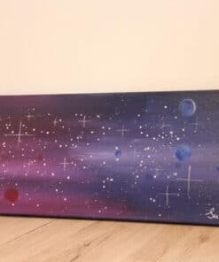 Farbige Acrylmalerei von Julia Magdalena mit Weltraum-Design, Planeten und Sternen, ideal für Kunstliebhaber und Moderne Wohnräume, signiert und datiert 2023.