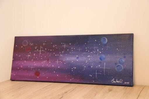 Farbige Acrylmalerei von Julia Magdalena mit Weltraum-Design, Planeten und Sternen, ideal für Kunstliebhaber und Moderne Wohnräume, signiert und datiert 2023.